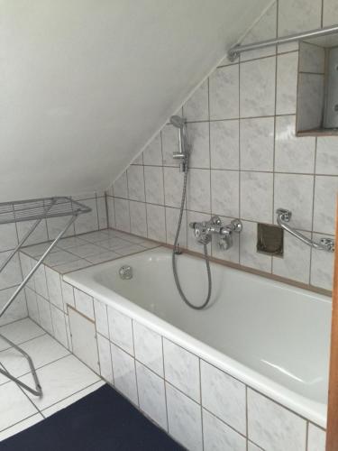 ein Badezimmer mit Badewanne und Dusche in der Unterkunft Ferienwohnung Villringer in Orschweier
