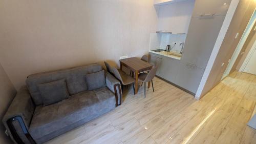una sala de estar con un sofá y una mesa en Princess in Alliance Palace, en Batumi