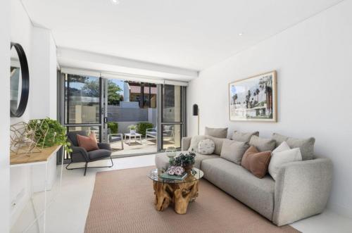 una sala de estar con un sofá y una mesa en Welcome to Cottesloe Beach!, en Perth