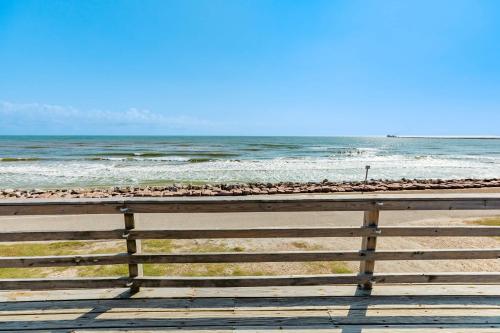 eine Holzbank auf einem Strand in der Unterkunft 8 Sides of Sunshine 3 Ensuite Bedrooms Surf Spot in Surfside Beach