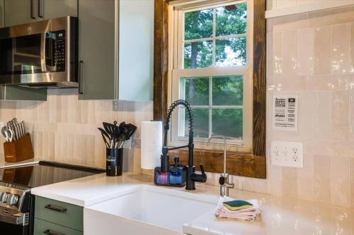 eine Küche mit Spüle und Fenster in der Unterkunft Fox&Hound Cabin: Cold Plunge, Sauna, Hot Tub, Dogs in Basye