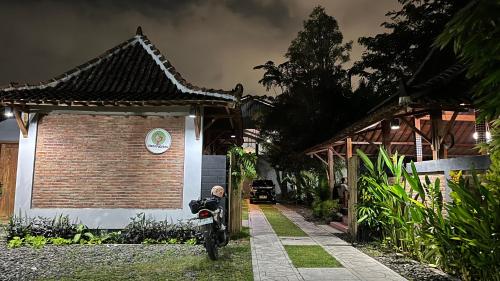 Ein Garten an der Unterkunft Omah Pugeran Arsanta Jogjakarta