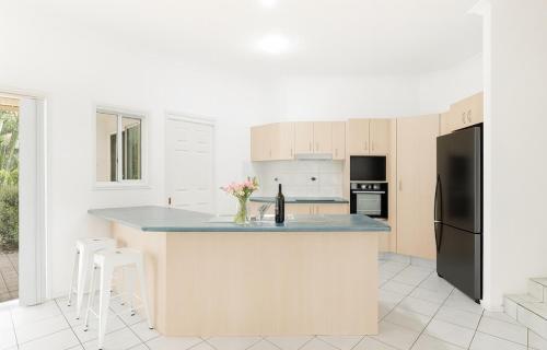 Nhà bếp/bếp nhỏ tại Spacious Home Near Theme Parks