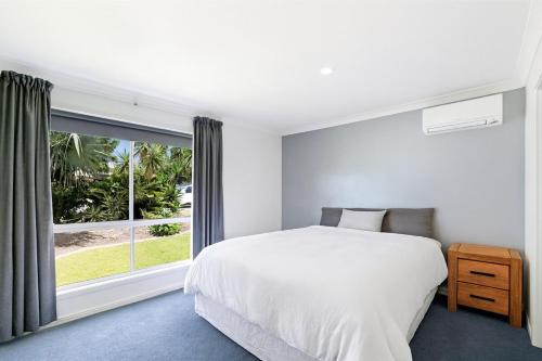 Giường trong phòng chung tại Spacious Home Near Theme Parks