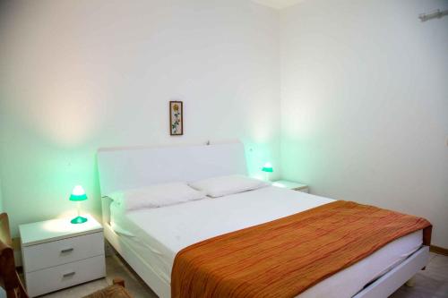 - une chambre avec un lit et deux lampes sur les tables de chevet dans l'établissement Holiday home in Eraclea Mare 25653, à Marina di Santa Croce