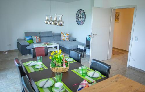 ein Wohnzimmer mit Tisch und Couch in der Unterkunft Wunderschönes Appartement in Oberwaldbach mit Grill, Terrasse und Garten in Burtenbach