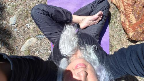 San Eduardo del MarRefugio Torre del Bosque的一名女子躺在地上，双腿张开。