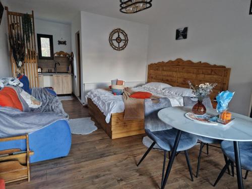 - une chambre avec un lit, une table et un lit dans l'établissement Chalet Glasul Padurii, à Moieciu de Jos