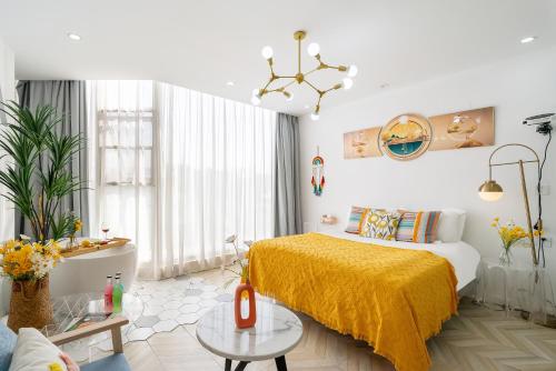 une chambre avec un lit avec une couverture jaune dans l'établissement Shanghai Star Dream Hotel, à Shanghai