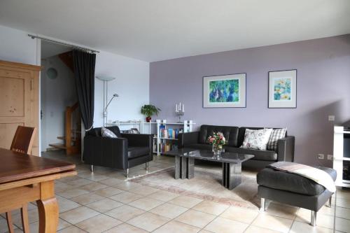 ein Wohnzimmer mit Sofa und Tisch in der Unterkunft Casa Caterina in Contra