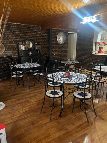 ein Esszimmer mit Tischen und Stühlen und einer Ziegelwand in der Unterkunft Mooka in Pyramid
