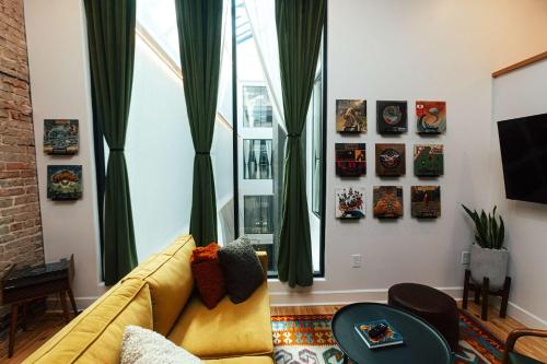 Μια τηλεόραση ή/και κέντρο ψυχαγωγίας στο Loft 303 - The William - Atrium - Chic - Walkable