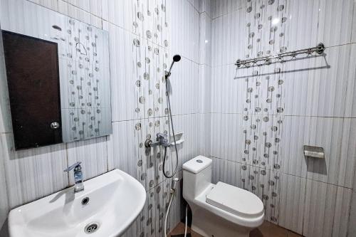 Ένα μπάνιο στο Urbanview Hotel Gumilang Puncak