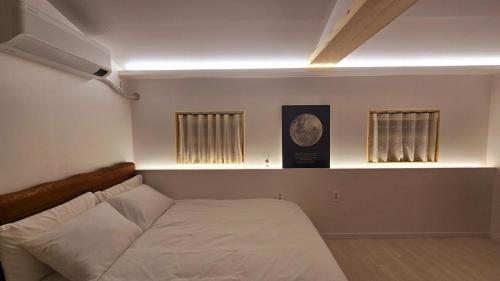 Ein Bett oder Betten in einem Zimmer der Unterkunft Moonlight Rooftop Retro Game Machine Large Jacuzzi Fire Healing Private Room Accommodation Parking Hanok Village