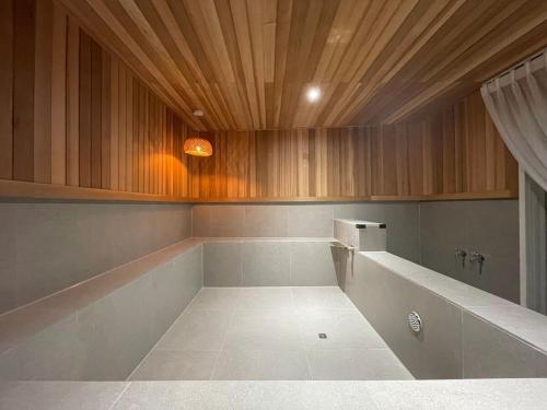 eine leere Küche mit Holzdecke in der Unterkunft Moonlight Rooftop Retro Game Machine Large Jacuzzi Fire Healing Private Room Accommodation Parking Hanok Village in Jeonju