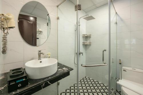 Ένα μπάνιο στο Elegance Premium Hotel