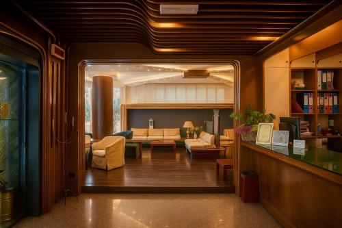 una sala de estar con un sofá y una mesa en Hotiday Conegliano, en Conegliano