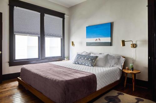 Un dormitorio con una cama grande y una ventana. en Apt1Charles - Accessible Access Parking, en Homewood