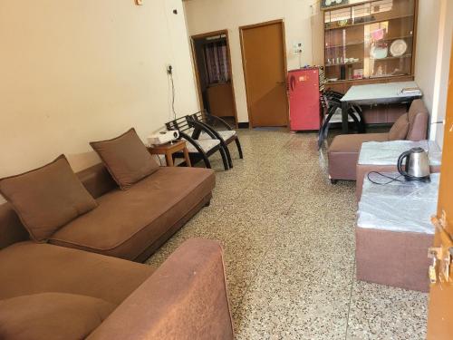 un salon avec un canapé et une table dans l'établissement The Family Nest, à Hyderabad