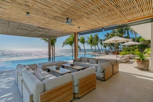 - un salon avec canapés et vue sur l'océan dans l'établissement 6 bd Premier Beach Front location, à Punta Mita
