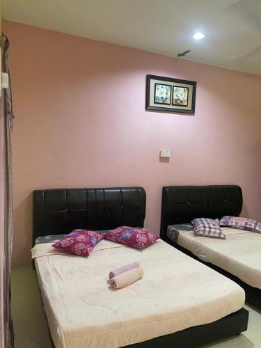 En eller flere senge i et værelse på Teratak Atok Ajib