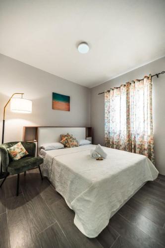 Stylish Apt with Pool & Balcony, 4 Min to Beach - RC7