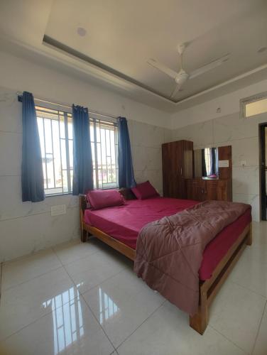 Ένα ή περισσότερα κρεβάτια σε δωμάτιο στο Vruksha Stay Inn