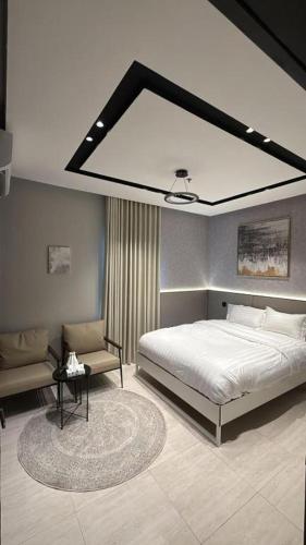 ein Schlafzimmer mit einem großen Bett und einem Tisch in der Unterkunft مساكن اقتصادية in Dammam