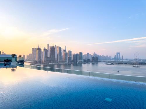 Palm Jumeirah Sea-View Stay - Infinity Pool - Beach - Gym - Padel