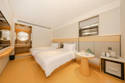 una camera d'albergo con due letti e un camino di JI Hotel Beijing International Exhibition Center Sanyuan West Bridge a Pechino