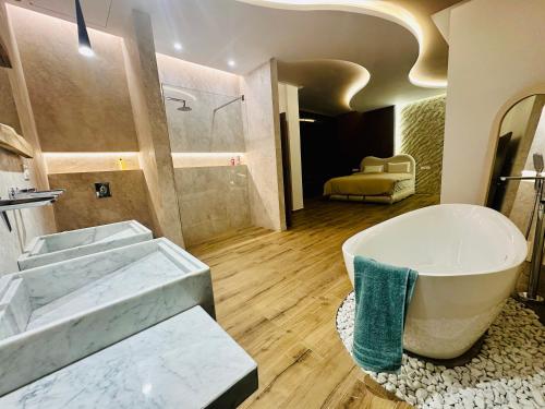 um banheiro com banheira e pia em Modern villa with a private pool em Marraquexe