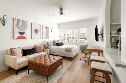 een woonkamer met een bank en een tafel bij Beverly Grove Hotel in Los Angeles