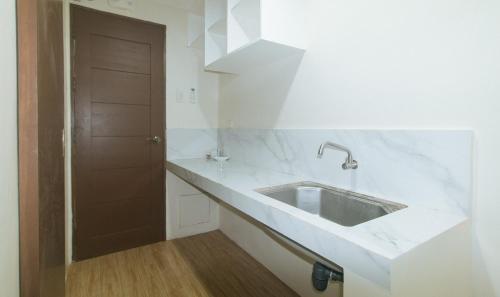 Kuchyň nebo kuchyňský kout v ubytování Avelida Homes by RedDoorz