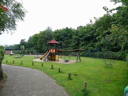 ein Park mit einem Spielplatz mit Rutsche in der Unterkunft Comfortable holiday home in Noordwijkerhout near the sea in Noordwijkerhout
