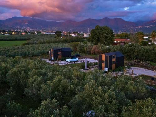 Vista de dos edificios en un campo con montañas en Monteleone X by Tiny Away, en Battipaglia