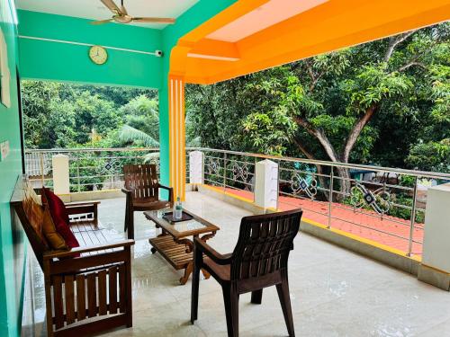 Calm Nest的阳台或露台