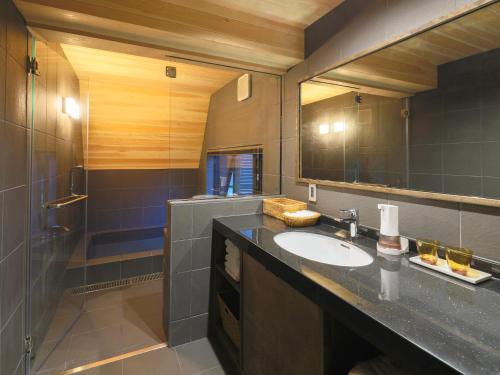 une salle de bain avec un lavabo et un miroir dans l'établissement Villa Yoshino - Vacation STAY 01568v, à Azumino
