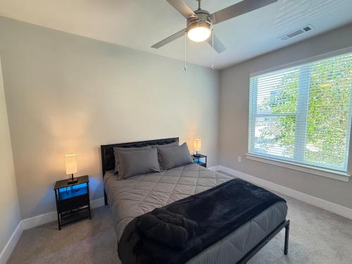 Ένα ή περισσότερα κρεβάτια σε δωμάτιο στο Modern Luxury Steps from Truist Park