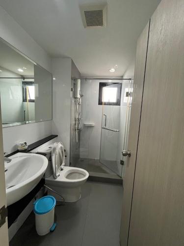 une salle de bains avec toilettes, lavabo et douche dans l'établissement AC Home 2 Laksi, à Lak Si