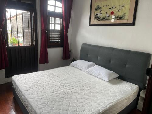 En eller flere senge i et værelse på EastOriental House