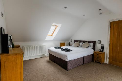 a bedroom with a bed and a television in it at Hull City Centre Spacious Apartment - Business & Leisure stays in Hull