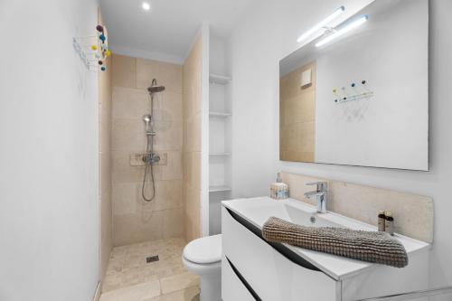 a bathroom with a white sink and a toilet at Luxueux appartement près du port in Sanary-sur-Mer