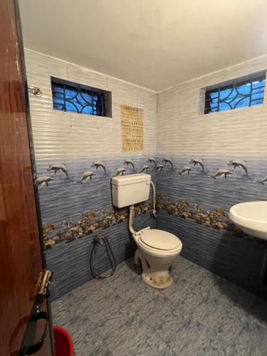 une salle de bains avec toilettes et lavabo dans l'établissement The Maze House Anjuna!, à Anjuna
