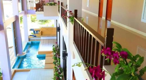 eine Treppe mit Pool in einem Haus in der Unterkunft Na Tubthieng Boutique Resort Trang in Ban Phlu Phli