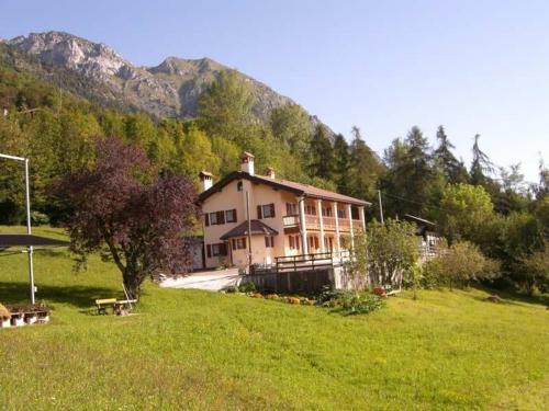 San Gregorio nelle Alpi,Das Haus Von Piero In San Gregorio Nelle Alpi的田间中的大型房屋