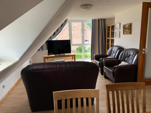 a living room with two leather couches and a tv at Baltic Joy in Damp