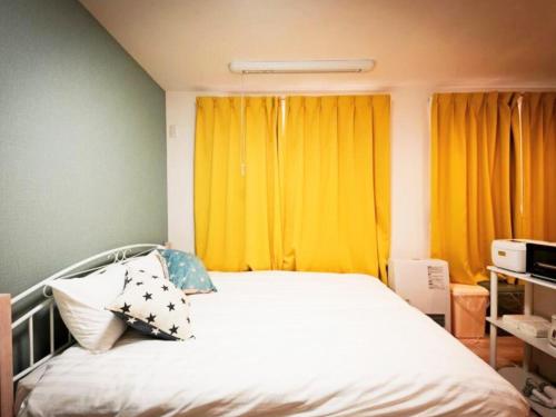 Ένα ή περισσότερα κρεβάτια σε δωμάτιο στο （B5）アクセス良好！快適2名まで滞在可☆サービスアパ―トメントSAPPORO南8条B5