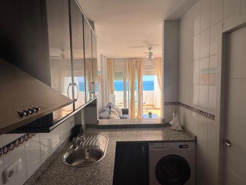 Kuchyň nebo kuchyňský kout v ubytování Precioso apartamento con vistas al mar y piscina en Mojácar