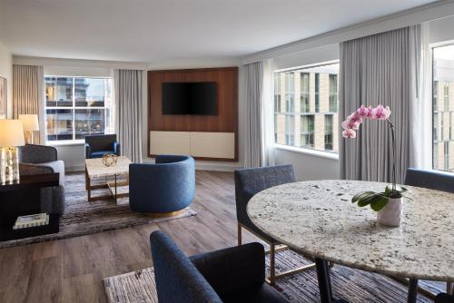 a living room with a table and chairs at Grand Hyatt Washington in Washington, D.C.
