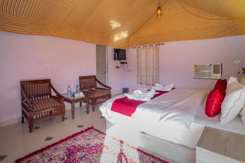 Un dormitorio con dos camas y una mesa y sillas. en Royal Galaxy Spring Resort, en Sām